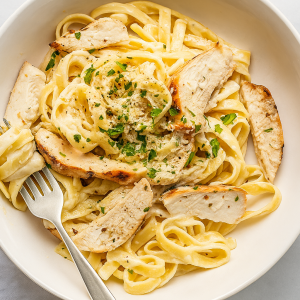 ألفريدو فيتوتشيني دجاج Alfredo Fettuccine Chicken
