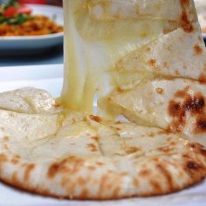نان بالجبنة Cheese Naan